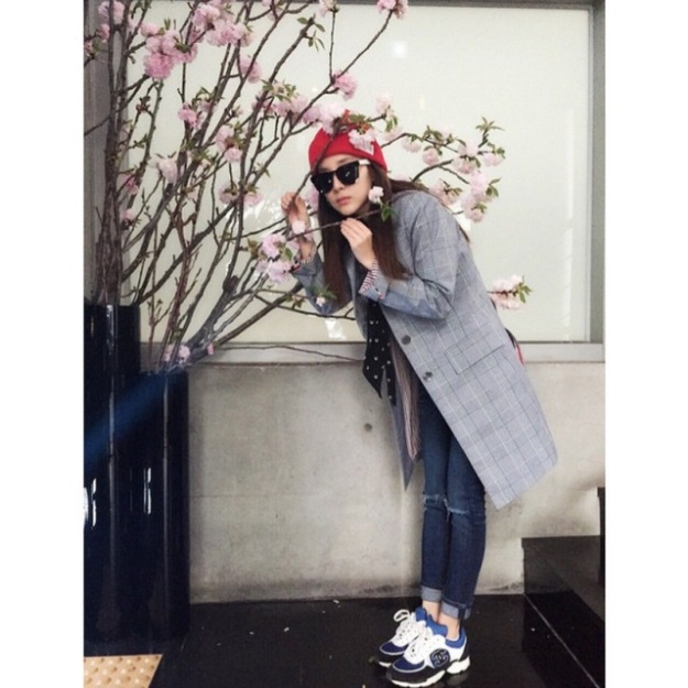150331_dara_The truth about the cherry blossoms viewing..in front of the elevator in the building 😁 kkk i came to work~ it’s refreshing~
